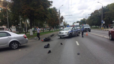 В Гомеле водитель Geely проигнорировал ПДД и, поворачивая налево, не пропустил 17-летнего мотоциклиста, подставив бок для удара