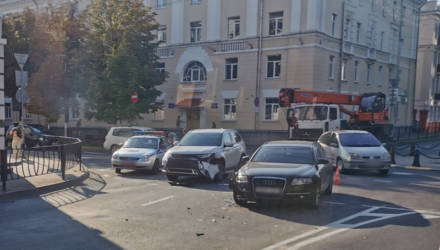 Фотофакт: в Гомеле на кольце по улице Кирова не разъехались две иномарки