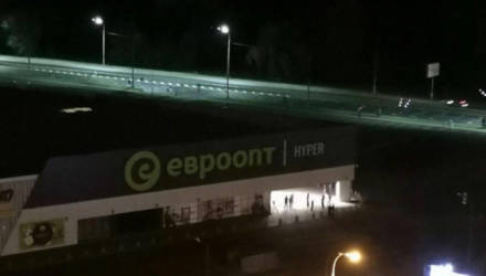 В областном центре ночью парень с топором громил супермаркет. Остановился, когда милиция стала стрелять