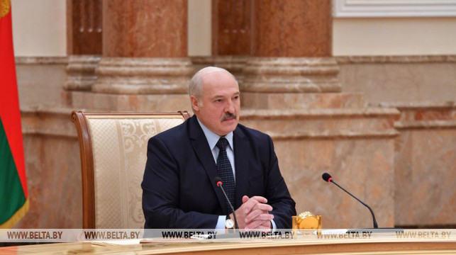 Лукашенко недоволен работой правоохранительных органов. «Некоторые в погонах прибурели и оборзели - эти люди должны быть изъяты из нашего общества» - заявил он на совещании