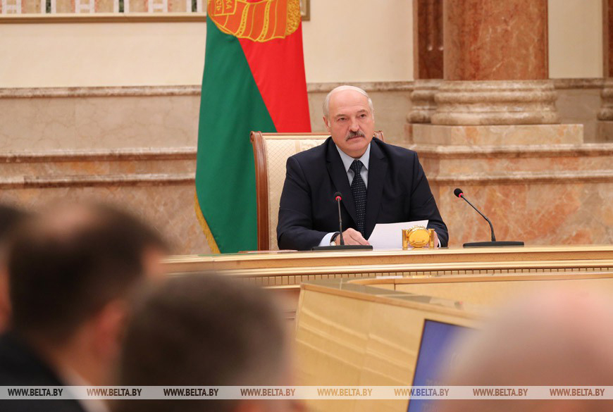 Лукашенко недоволен работой правоохранительных органов. «Некоторые в погонах прибурели и оборзели - эти люди должны быть изъяты из нашего общества» - заявил он на совещании
