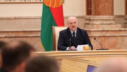 Лукашенко недоволен работой правоохранительных органов. «Некоторые в погонах прибурели и оборзели - эти люди должны быть изъяты из нашего общества» - заявил он на совещании