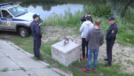 В Гомеле двое парней укрылись под мостом, чтобы поговорить за жизнь и выпить водки – приехала милиция