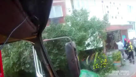 Мужчину и девочку спасли из горящей квартиры в Гомеле – сильное видео