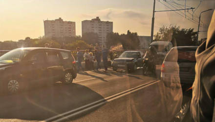 На Сельмашевском мосту в Гомеле собрался небольшой паровозик из авто