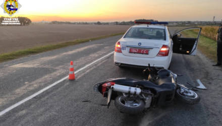 Под Гомелем пьяный парень на мопеде въехал в автомобиль ГАИ и разбил фару