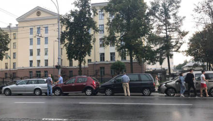Несчастливое число. 13 августа в Гомеле на Советской собрался "паровозик" из 4-х авто