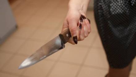 Не злите женщин. Речичанка три раза вонзила нож в спину сожителю