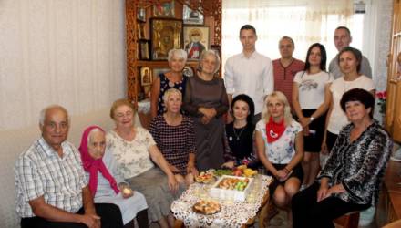 Волонтёры поздравили гомельчанку со 100-летним юбилеем