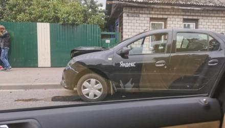В Гомеле на ул. Полесской перед мостом такси врезалось в Peugeot