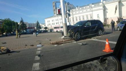 В Гомеле возле ж/д вокзала внедорожник Mercedes едва не подавил людей на остановке: страшное ДТП предотвратил столб
