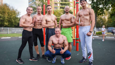 «Мы сыграли сет три на три»: 35-летние папы из Гомеля посоревновались в воркаут-баттле со спортсменами