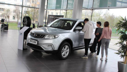 В России белорусские Geely стоят дешевле, чем в Беларуси. Журналисты разбирались почему