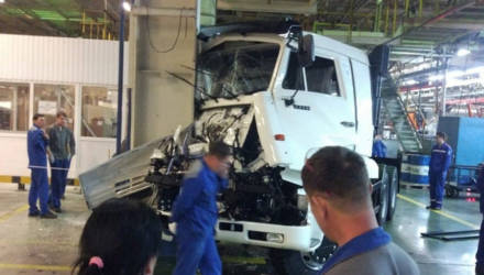 Только съехавший с конвейера КАМАЗ разбили прямо в цеху