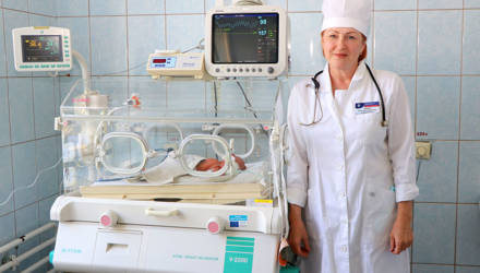 Как выхаживают недоношенных детей в Мозырском родильном доме