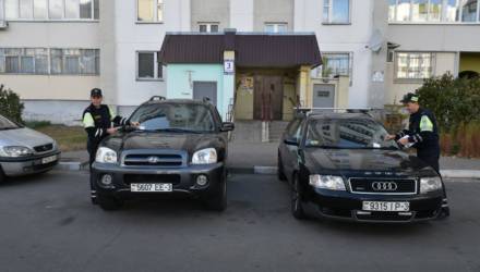 Некоторые гомельчане, припарковавшие железных коней возле дома, делают круглые глаза