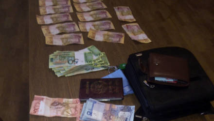В Калинковичах мужчина украл рюкзак, где хранилось свыше $21 000: кутил, давал в долг и дарил девушкам цветы