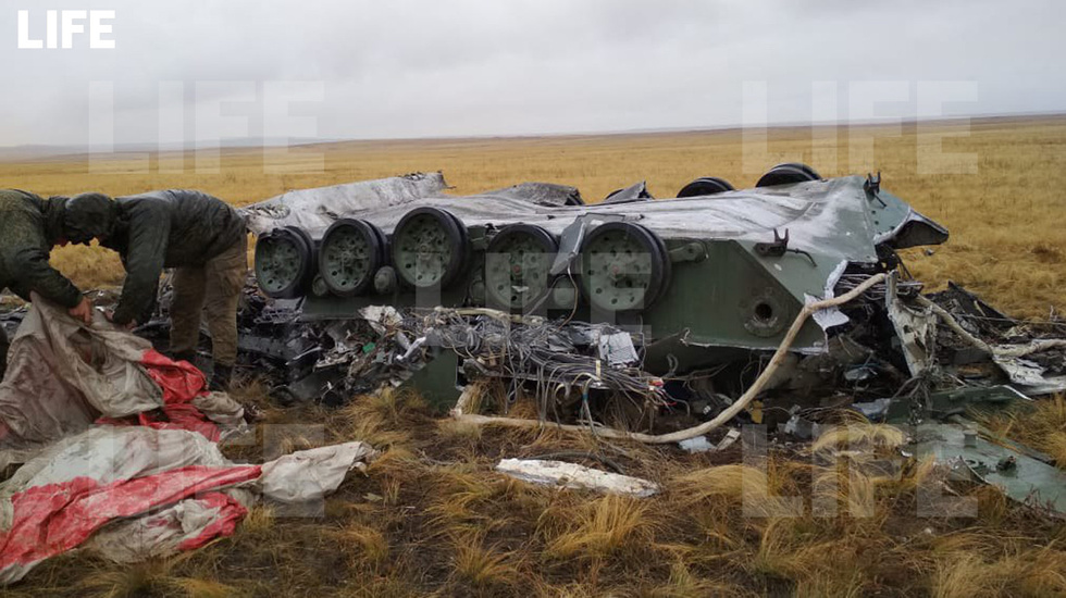 На учениях под Оренбургом две БМД рухнули с высоты 1,5 км — видео