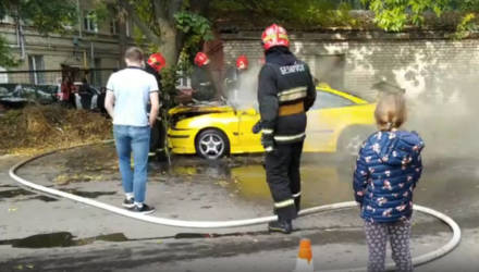 Очень странные дела: в Гомеле бюджетный спорткар сам завёлся, задымился и врезался в дерево