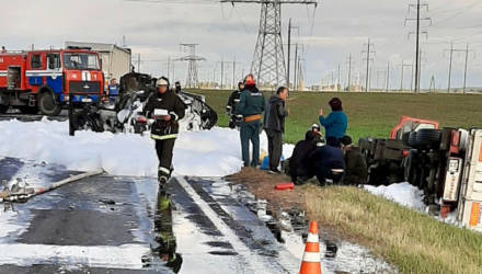 На Гомельщине водитель «Волги» решил «поучить» женщину и спровоцировал масштабное ДТП: столкнулись четыре авто, одно сгорело
