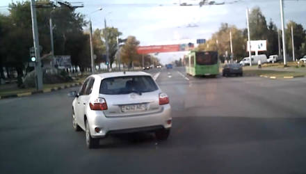 Регистратор был возмущён и нецензурно выругался. В Гомеле Toyota растерялась и повернула на одностороннюю встречку