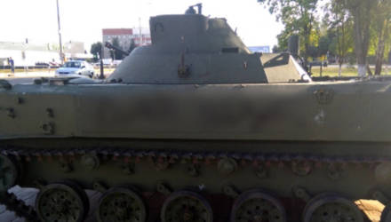 В Буда-Кошелёво 9-летний мальчик написал ругательства на боевой машине десанта