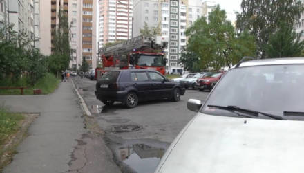 МЧС совместно с ГАИ проверили доступность гомельских дворов для проезда спецтранспорта