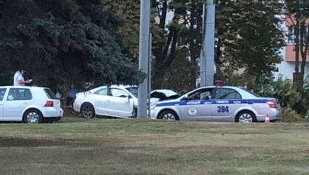 Утро началось не с кофе. В Гомеле легковушку занесло и ударило об дерево