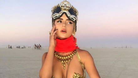 Деми Роуз показала наряд на Burning Man, где голое тело прикрыто лишь цепями