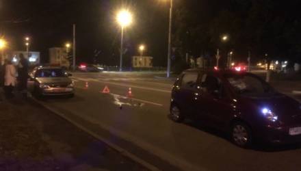 В Гомеле девушка на бордовом Daewoo Matiz сбила женщину-пешехода с бутылкой спиртного в руках. Последняя разбилась вдребезги