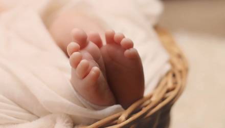 В Украине на мусорной свалке у 12-летней девочки начались роды