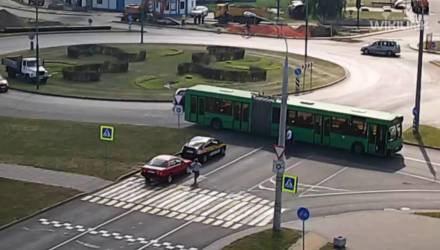 Ехавший посреди улицы велосипедист-белорус врезался в автобус в областном центре – видео