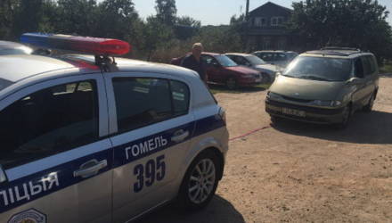 В Гомеле сотрудники ГАИ помогли автолюбителю отбуксировать машину