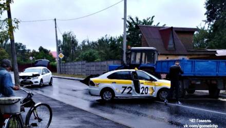 В Гомеле произошло ДТП с участием такси, ещё одной легковушки и трактора