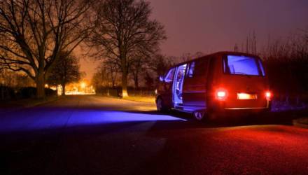Когда у тебя нет VW T4. В Гомеле пьяный прохожий злобно пнул чужой микроавтобус