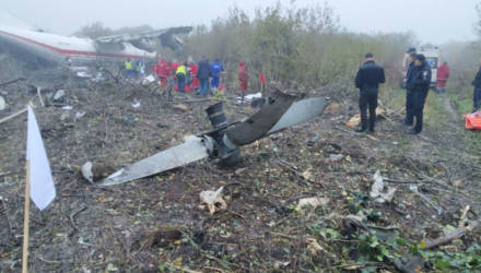 Пять человек погибли при аварийной посадке Ан-12 возле Львова