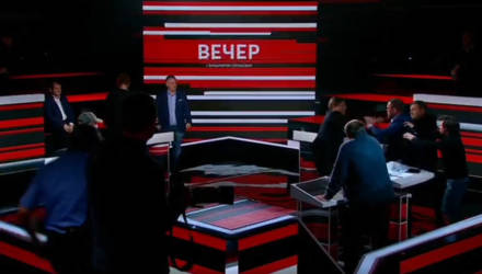"Гавкает он!" Украинские политологи подрались на программе Соловьёва — видео