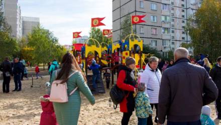 "Мне нравятся ступеньки и мостики!" Детскую площадку в Гомеле сделали силами местных жителей, коммунальщиков и спонсоров