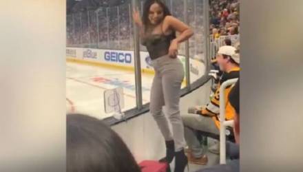 Девушка так станцевала на хоккейном матче, что теперь её ненавидят все — видео
