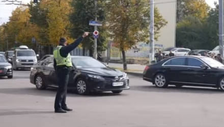 Больше 30 автомобилей: в соцсетях обсуждают видео с кортежем Зеленского и Лукашенко