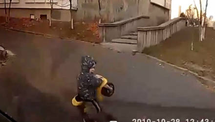 В Гомеле малыш выскочил прямо перед автомобилем. Видео