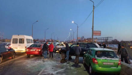 В Жлобине столкнулись 10 автомобилей и автобус