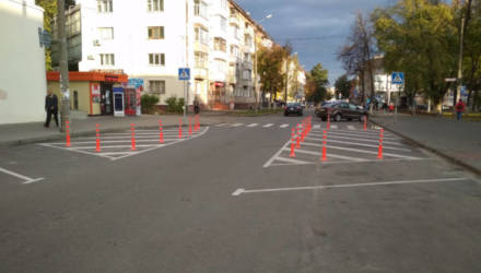Для безопасности пешеходов возле Центрального рынка в Гомеле установлены антипарковочные столбики
