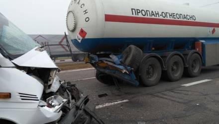 На гомельской трассе маршрутка врезалась в автопоезд, пострадали 8 человек