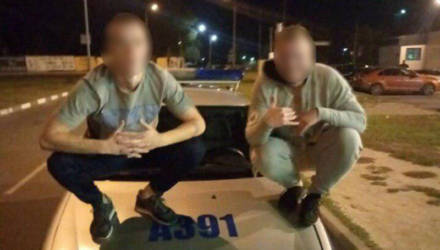 В Гомеле двое парней залезли на милицейское авто пофотографироваться и "заработали" уголовное дело
