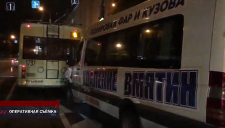 "В маршрутке, врезавшейся в троллейбус на улице Хатаевича в Гомеле, травмированных было сразу 5 человек"