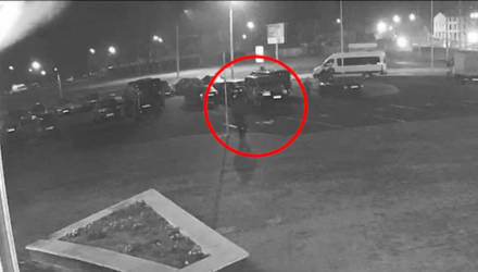 В Гомеле мужчина порезал колесо милицейского авто, попал на видео и не стал отрицать