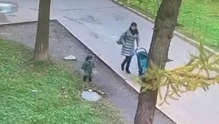 Камера наблюдения сняла, как ребёнок, бегая около мамы, провалился под люк
