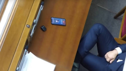 Украинский депутат "мастурбировал" во время заседания Верховной Рады. Ролик с ним опубликовали на Pornhub