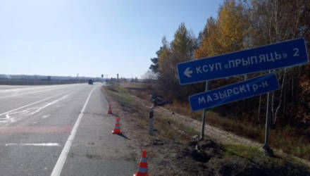 Парень выехал из Мозыря и врезался в знак "Мозырский район": авто вверх колёсами, у водителя многочисленные травмы